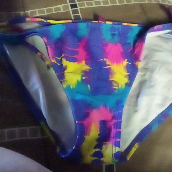 Bathing suit bottoms are medium top is large brand is op - Picture 2 of 3